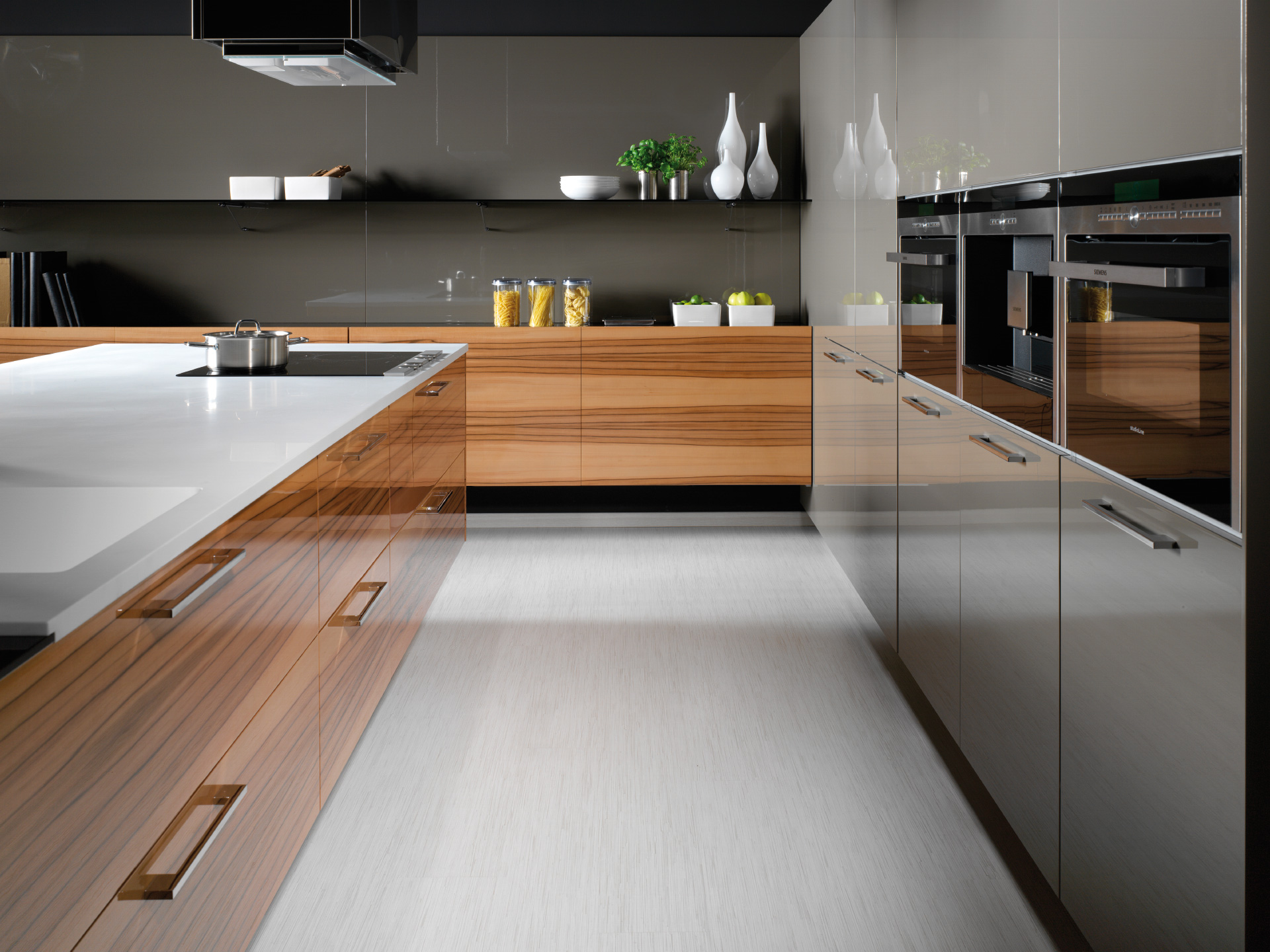 The impressive appearance of this LINE / PALOMA kitchen is due to the successful combination of veneered and lacquered surfaces and clear simple contours.